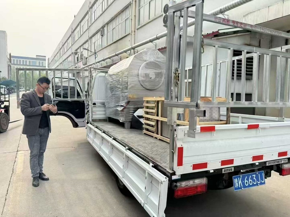 山西客戶訂購(gòu)的許昌智工電磁炒貨機(jī)裝車發(fā)貨