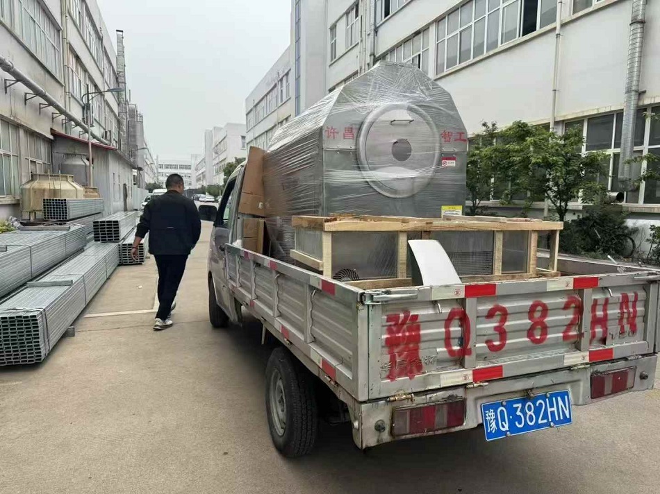 客戶訂購(gòu)的100斤多功能電磁炒貨機(jī)裝車發(fā)貨